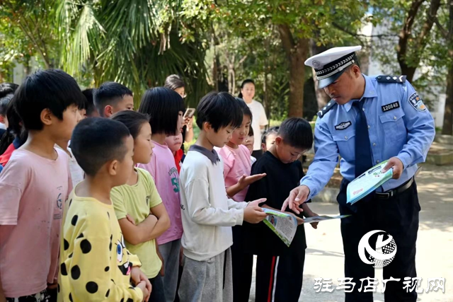 西平縣公安局交通管理大隊走進洪港小學開展交通安全體驗課